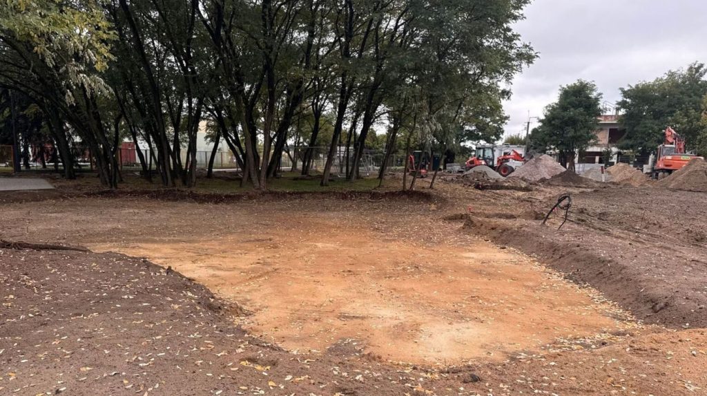 Wykopane koryto pod przyszły piaskowy plac zabaw na skwerze przy ul. 11 Listopada.